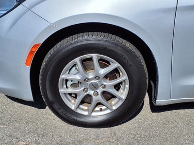 2022 Chrysler Voyager LX