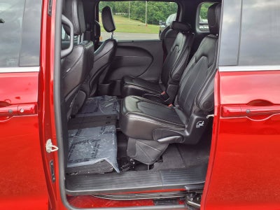 2025 Chrysler Voyager LX