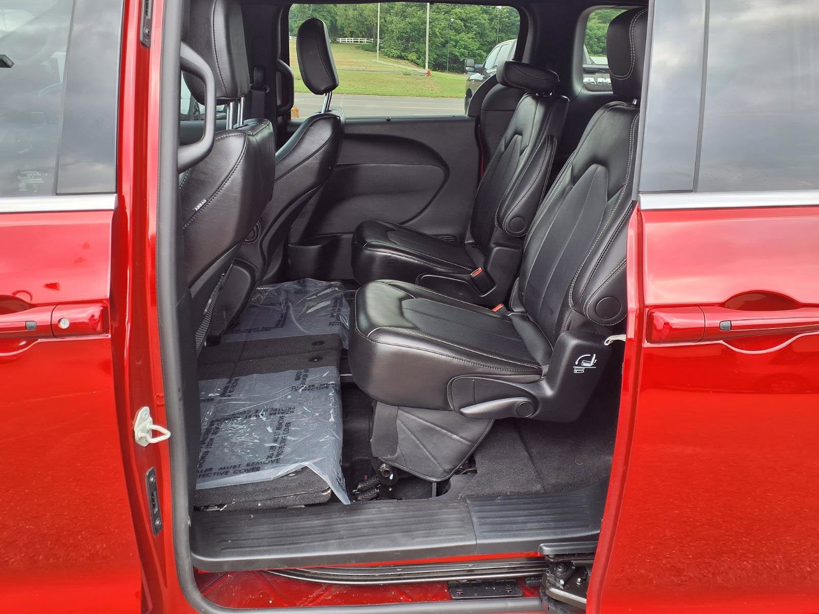 2025 Chrysler Voyager LX