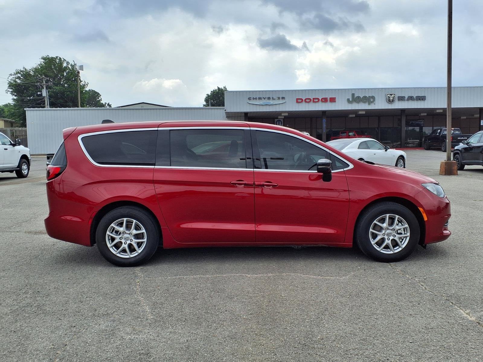 2025 Chrysler Voyager LX