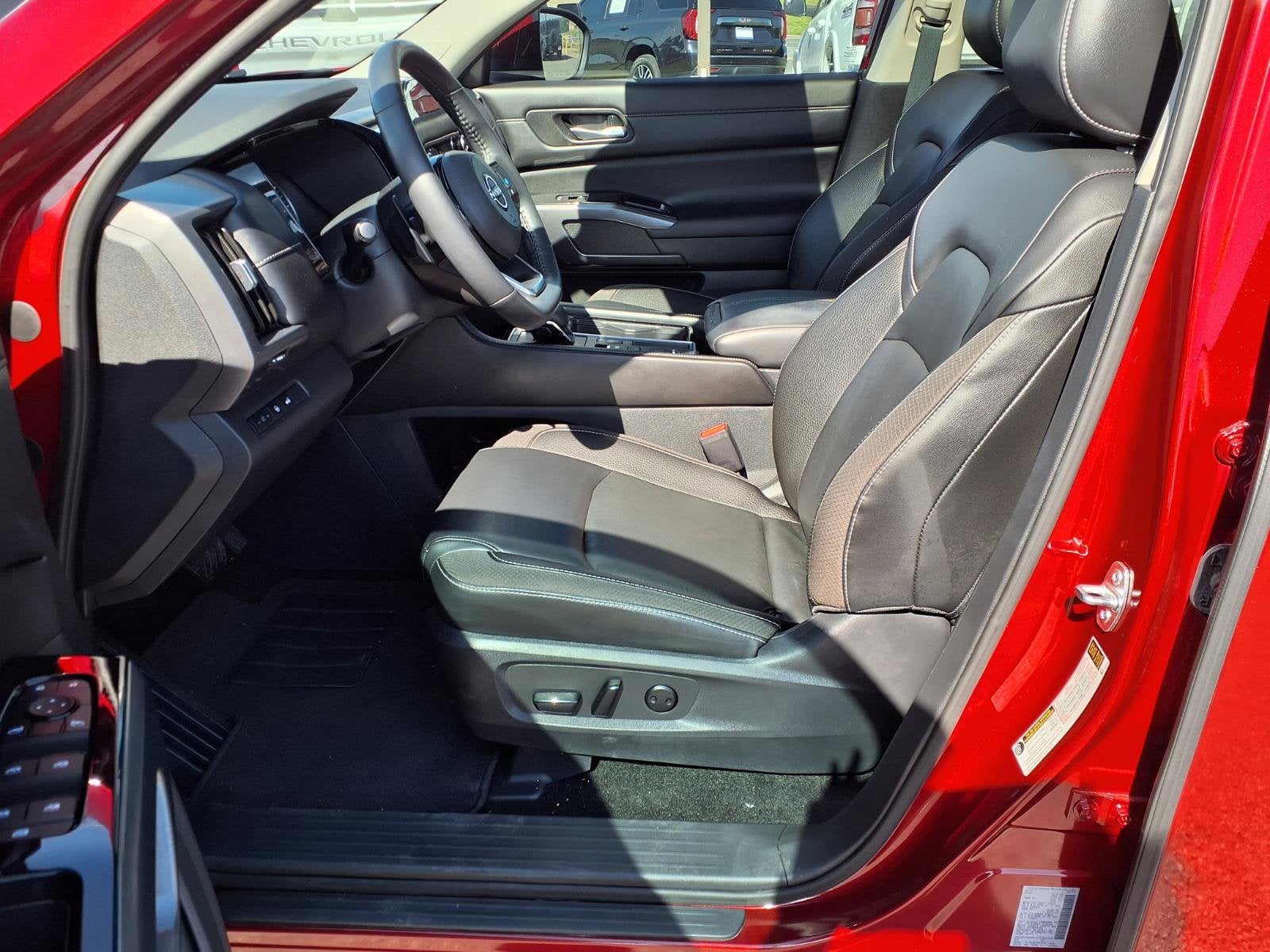 2023 Nissan Pathfinder SL